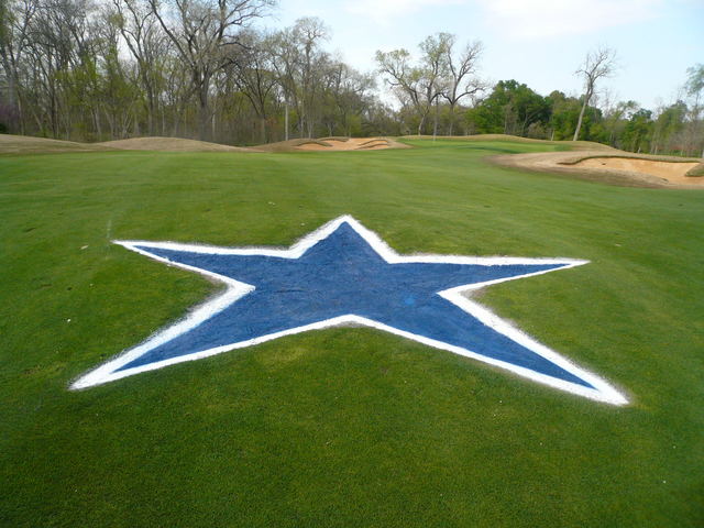 Cowboys Golf Club - Dallas Cowboys star in fairway