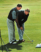 Shawn Humphries (right) works with Bill Nardiello of<br />
Chicago on his swing.